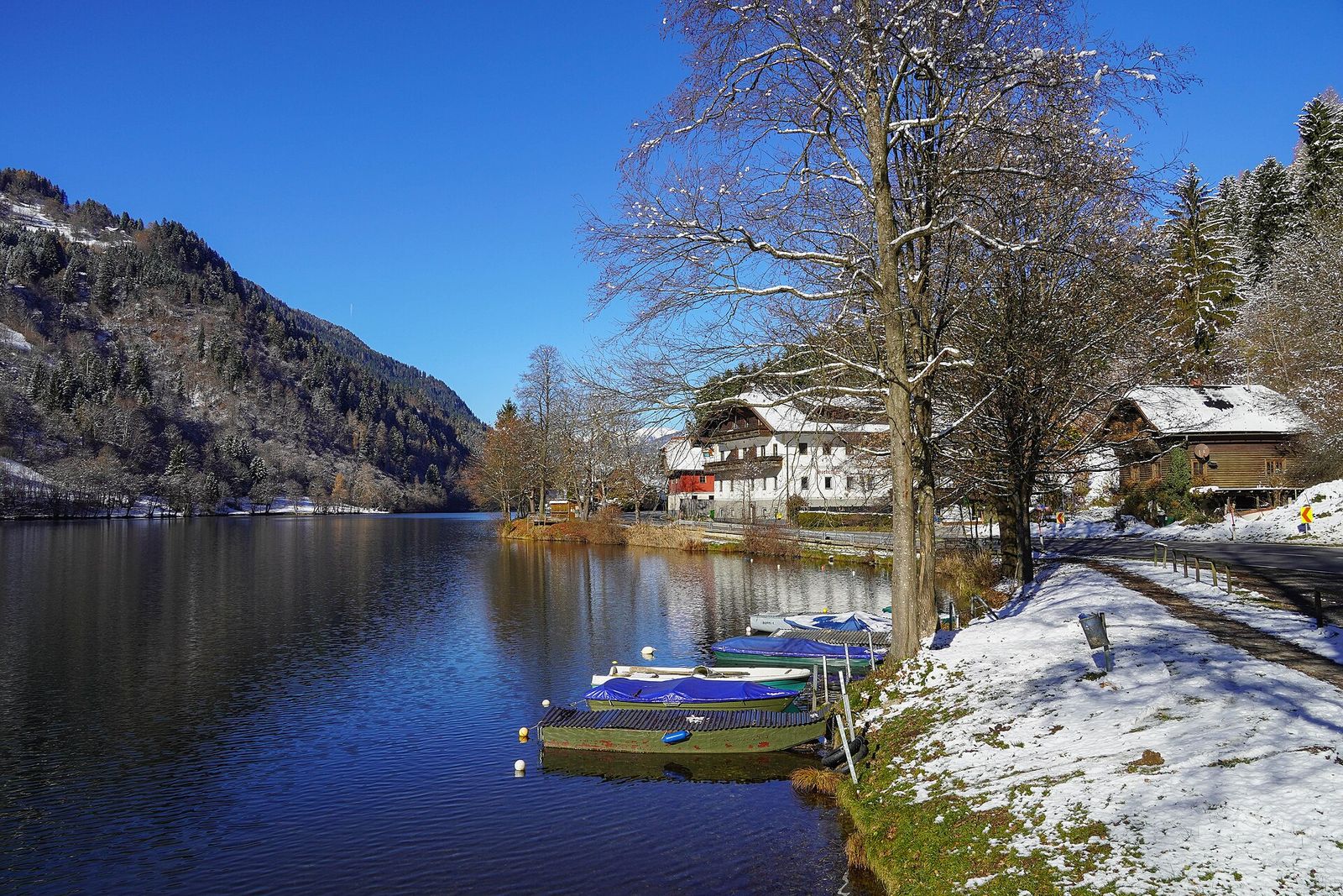 Rowing boats at the Afritzer See shore after the first snowfall